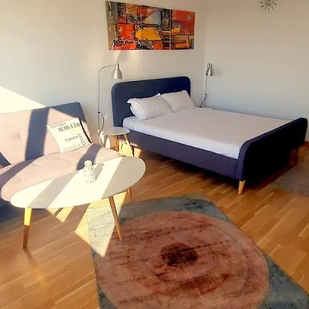 Azaleea Studio: Central Lovely Studio Apartment *